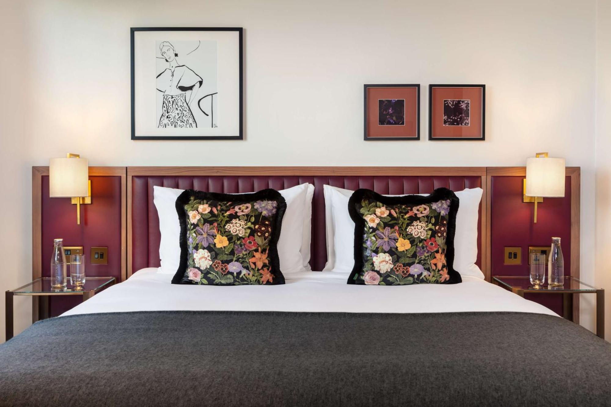 The May Fair, A Radisson Collection Hotel, Mayfair Londýn Exteriér fotografie A bedroom at the hotel