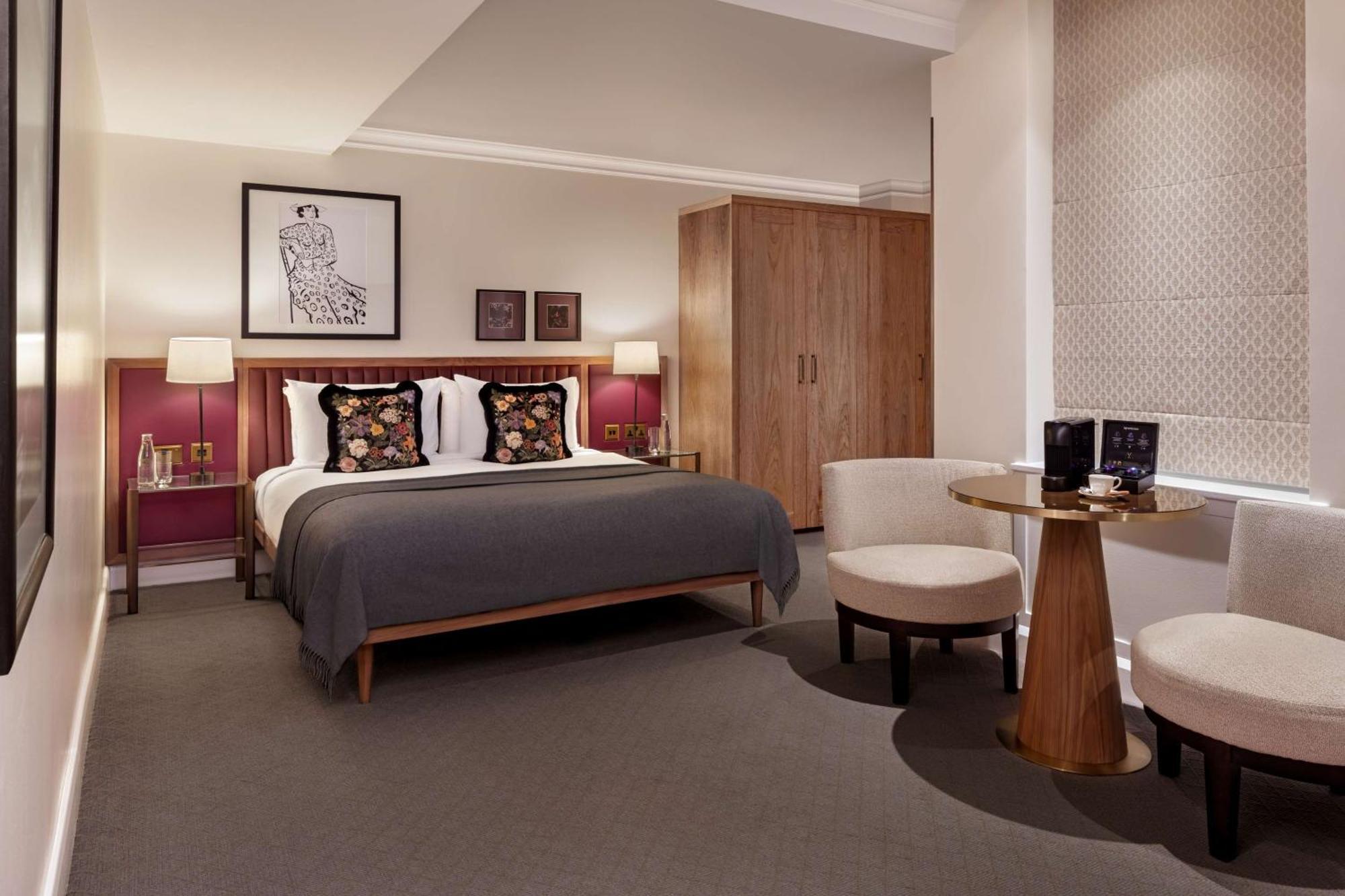 The May Fair, A Radisson Collection Hotel, Mayfair Londýn Exteriér fotografie A bedroom at the hotel